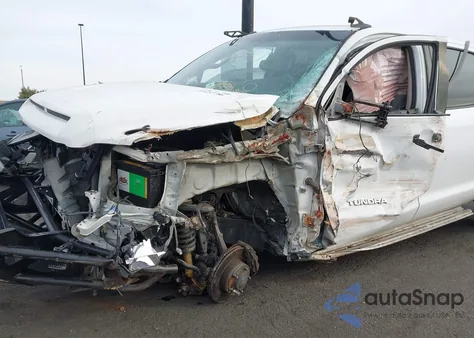 2011 Toyota Tundra Grade 5.7L V8 z USA, uszkodzony, nr VIN 5TFDY5F10BX182879